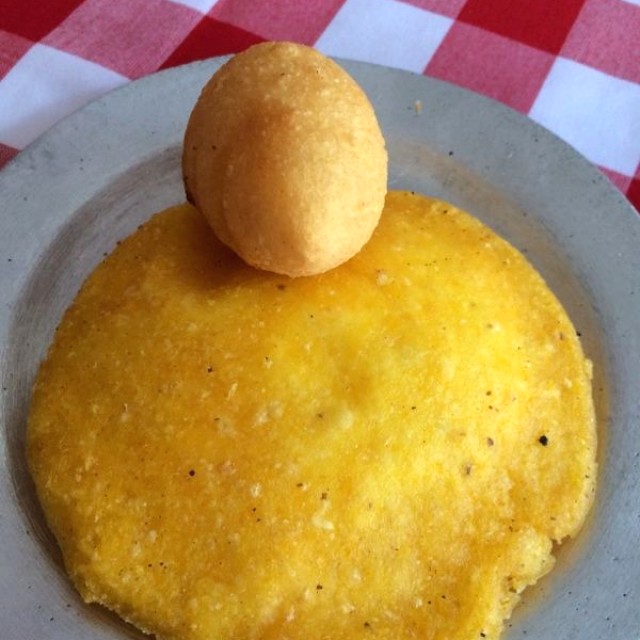 Arepas de huevo y carimañola