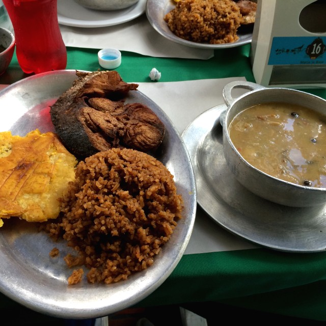 Sancocho 'e pescao acompañado de posta de sierra