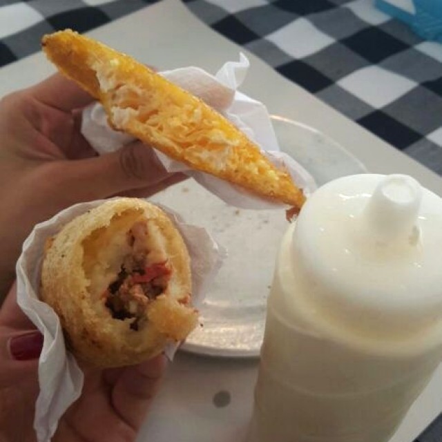 Arepa e huevo, carimañola de carne y suero. 