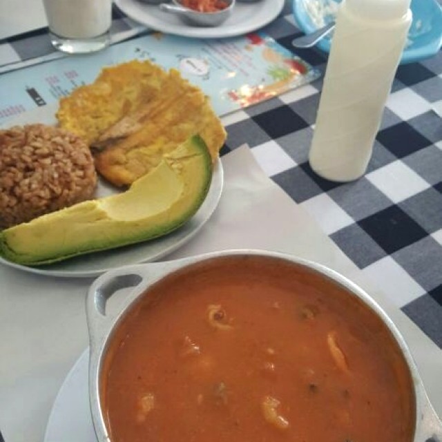 Casuela de mariscos, arroz con coco, patacon y aguacate