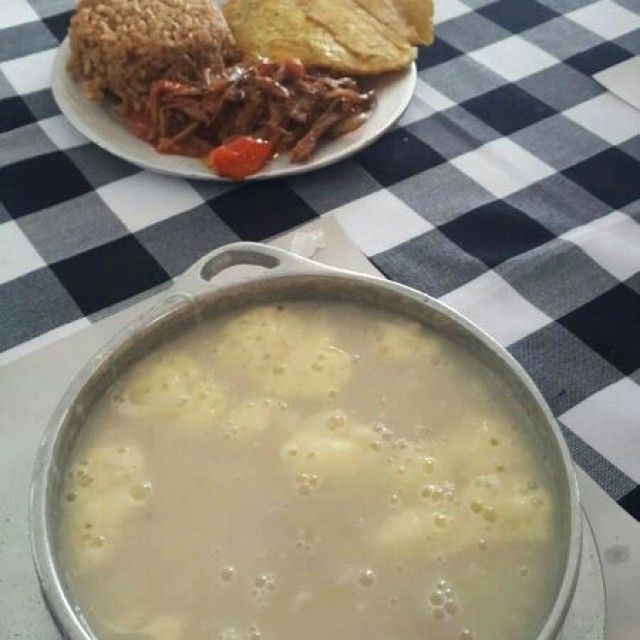 Mote de queso, arroz con coco, carné esmechada y patacon