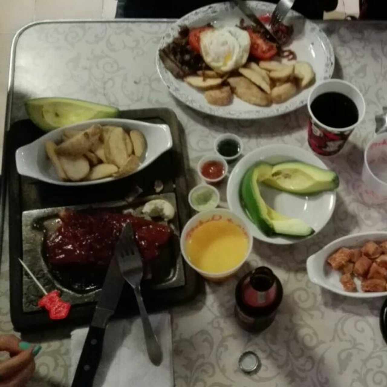 bistec al caballo, costillitas y chicharrones