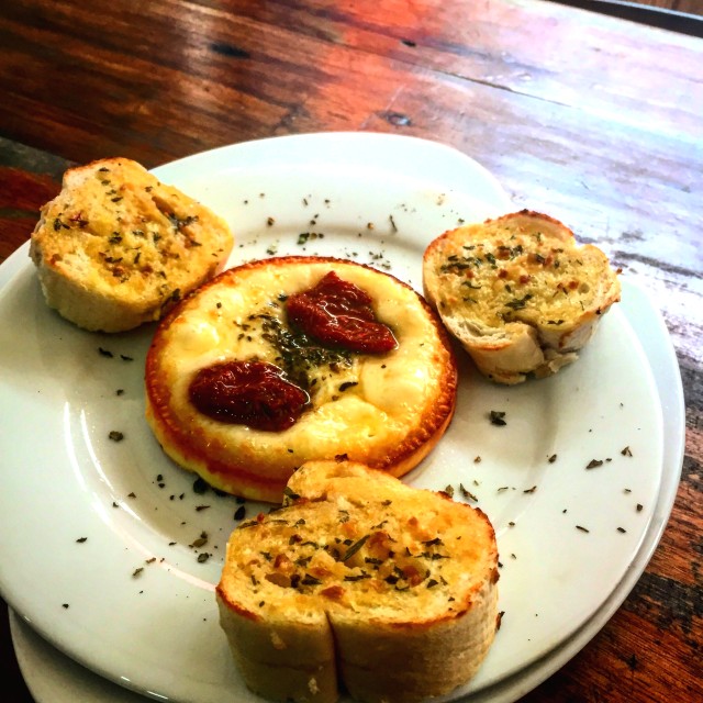 Provoleta con tomates secos 