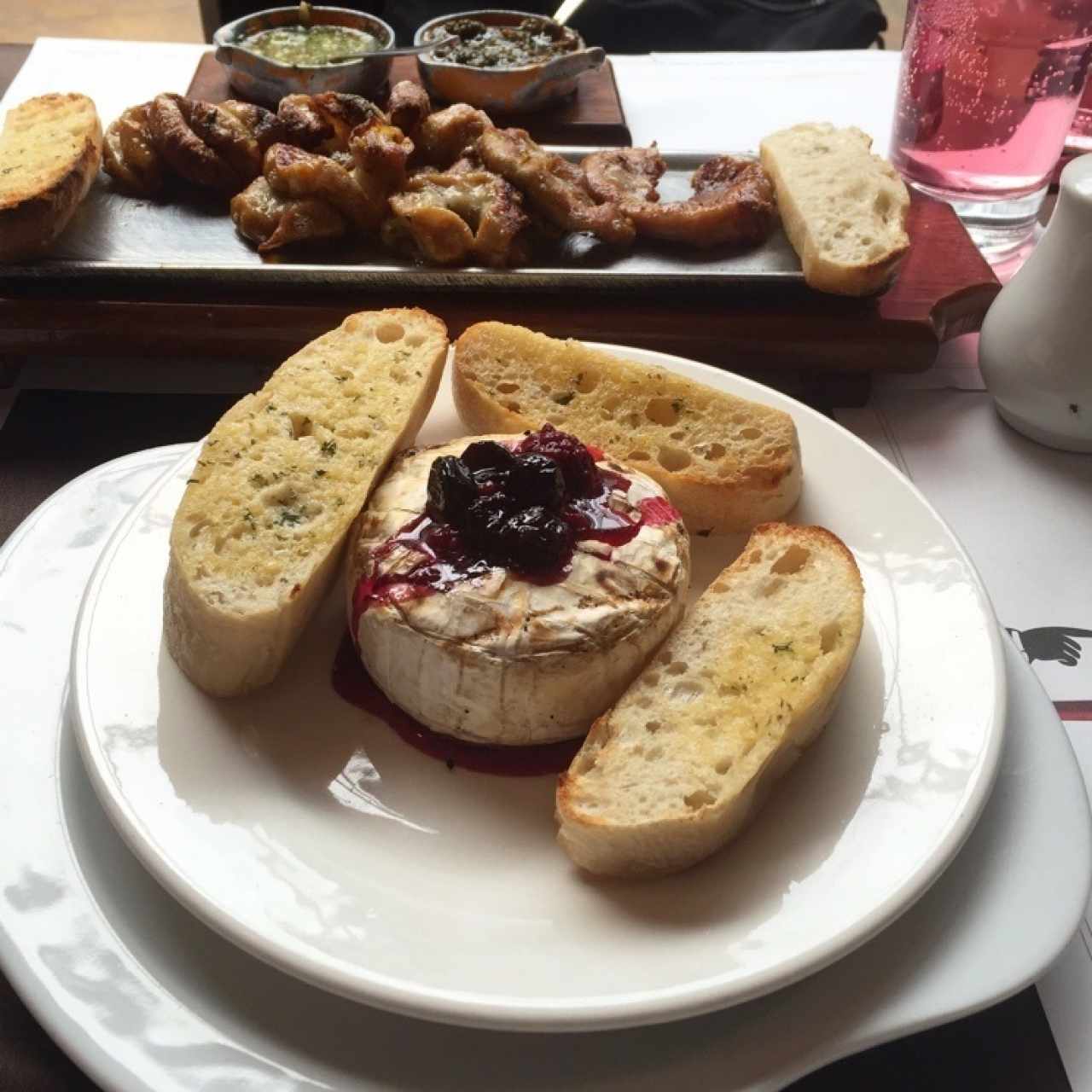 Entradas - Brie con frutos rojos y Chinchulines
