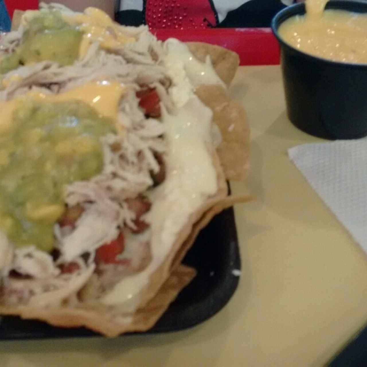 Nachos de pollo y salsa de queso cheddar