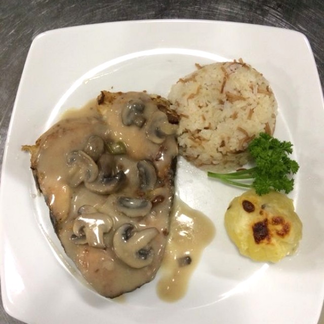 Bagre en salsa de champiñones