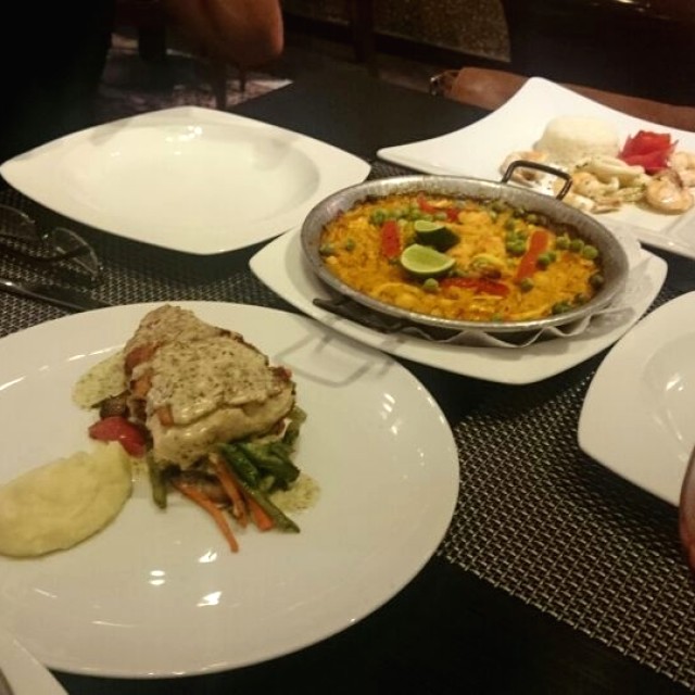 Mero a las finas hierbas, paella mixta, calamares con lagostinos al ajillo