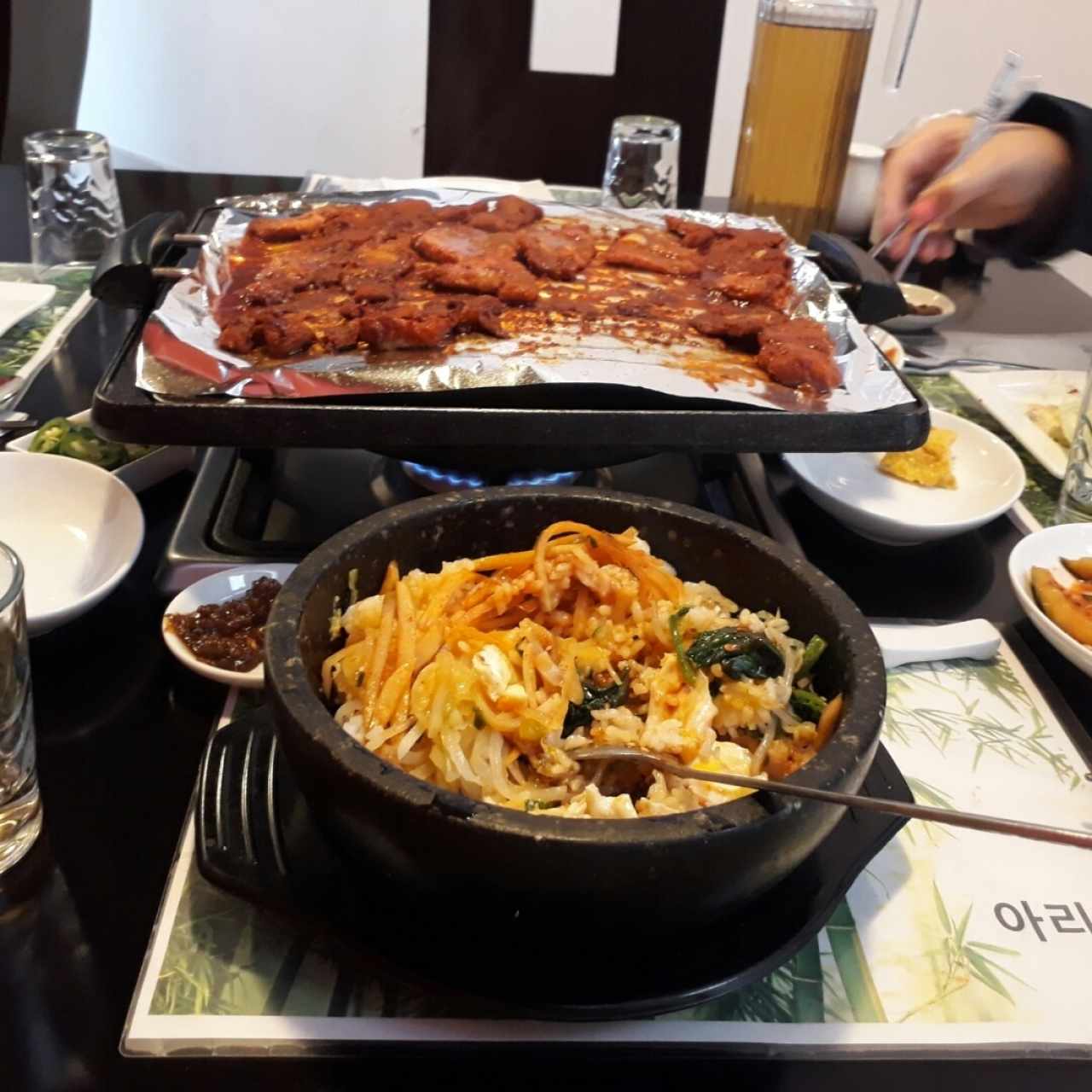 Bimbimpab (arroz con verdura) y YangYeom SamGuipSal (tocino con salsa picante)