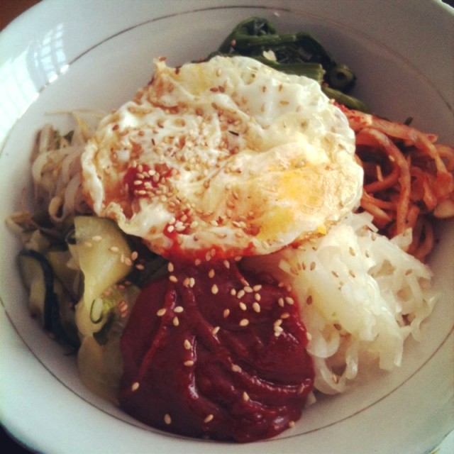 Bibimbap. Plato típico coreano. Vegetales varios con huevo y salsa picante sobre arroz