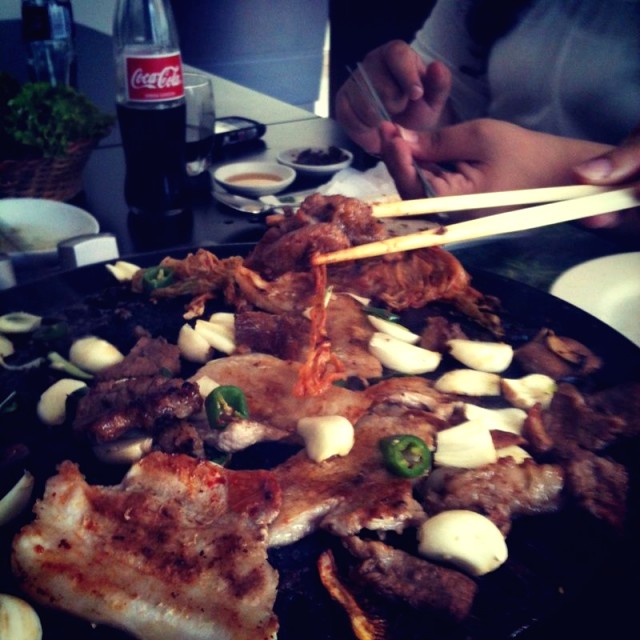 Parrilla o BBQ coreana de tocino y chuleta 