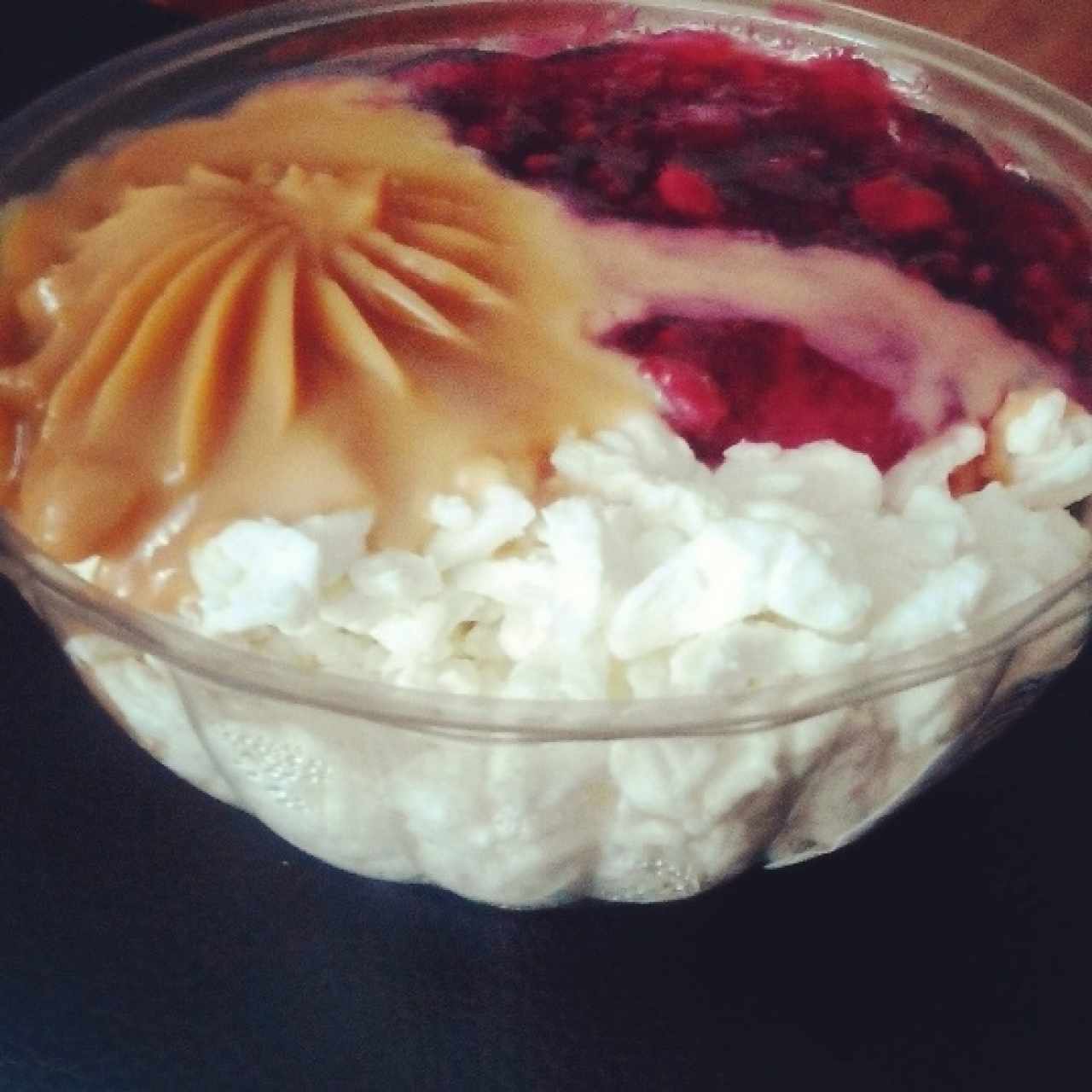 postre de queso, arequipe y mora