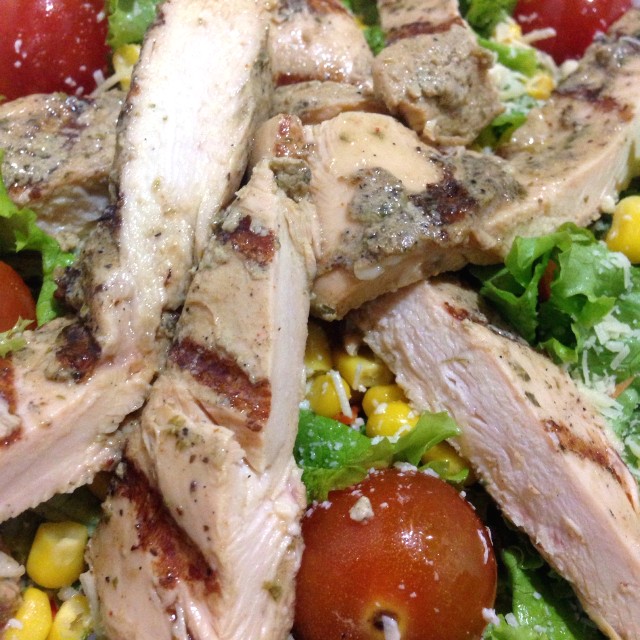 Ensalada primavera con pechuga a la parrilla