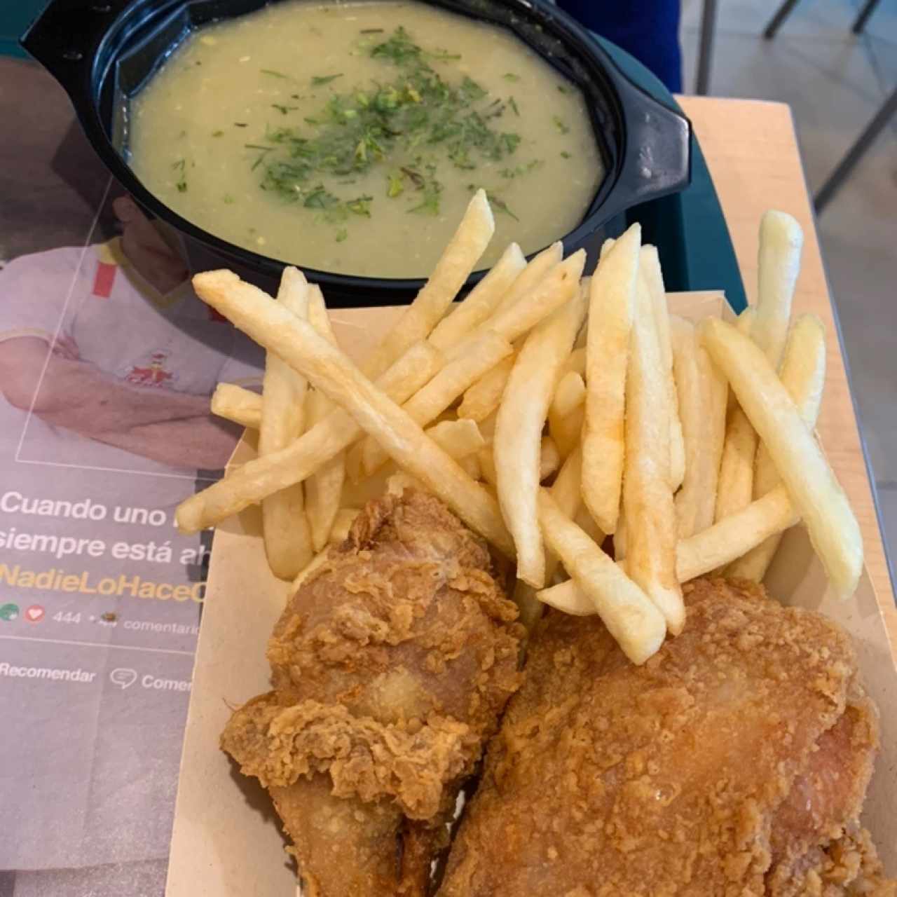 Combo de sopa y pollo con papas fritas 