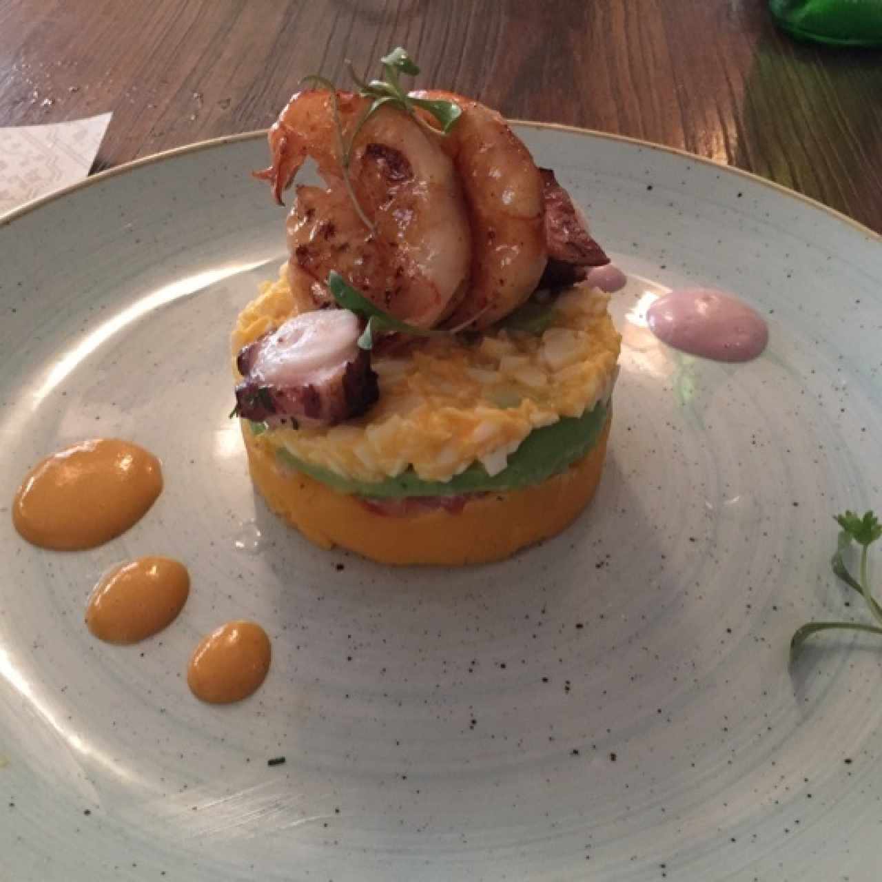 Causa limeña de langostino y pulpo