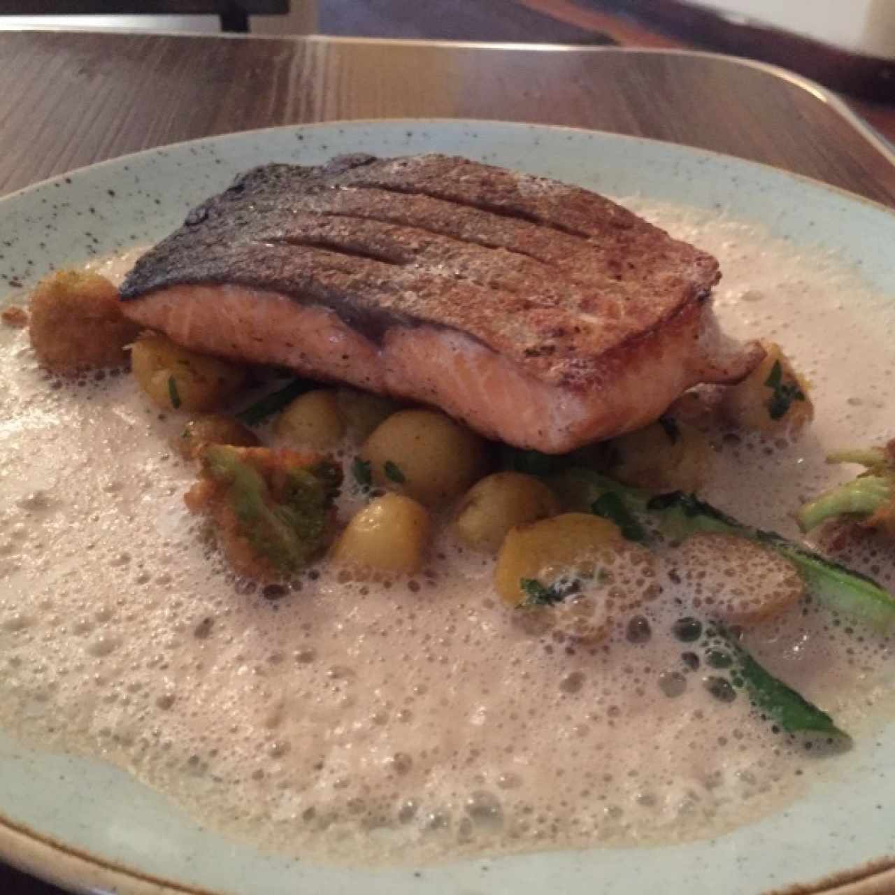 Salmon sobre papas criollas y bañado en salsa de champiñones
