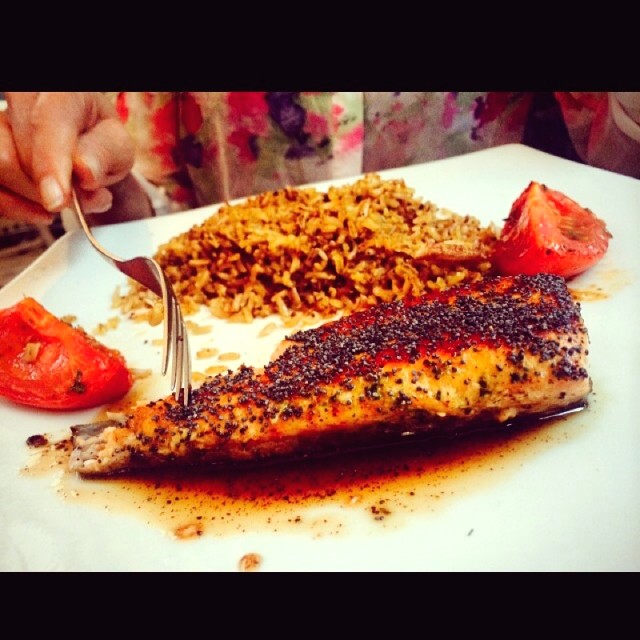 Salmón en salsa de amapola con arroz de coco y tomates orgánicos. ????