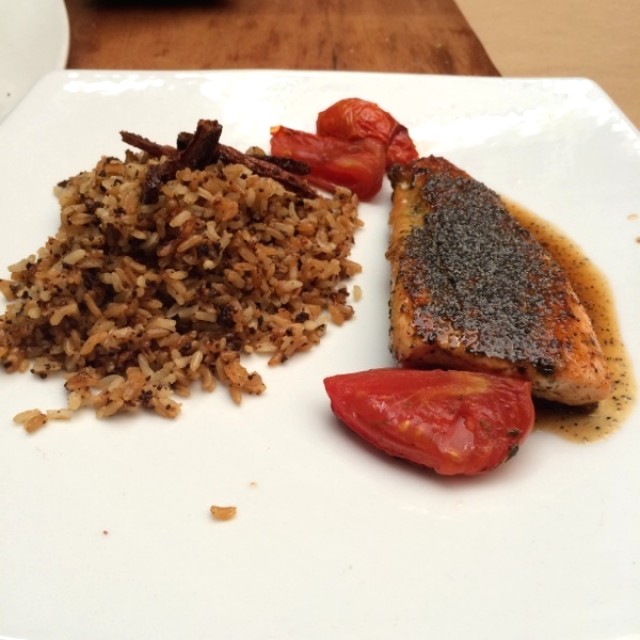 Salmón con amapola y arroz integral con coco