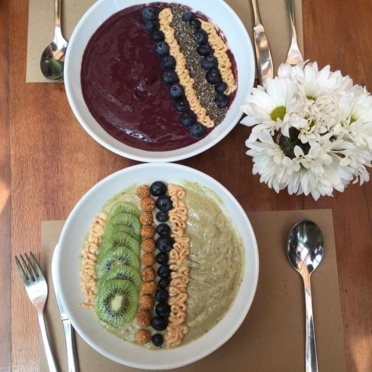 Smoothie bowls de açai y aguacate-kale con toppings!