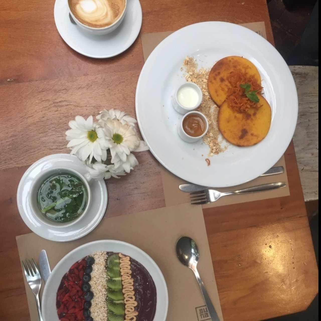 Pancakes de auyama y smoothie bowl de açai