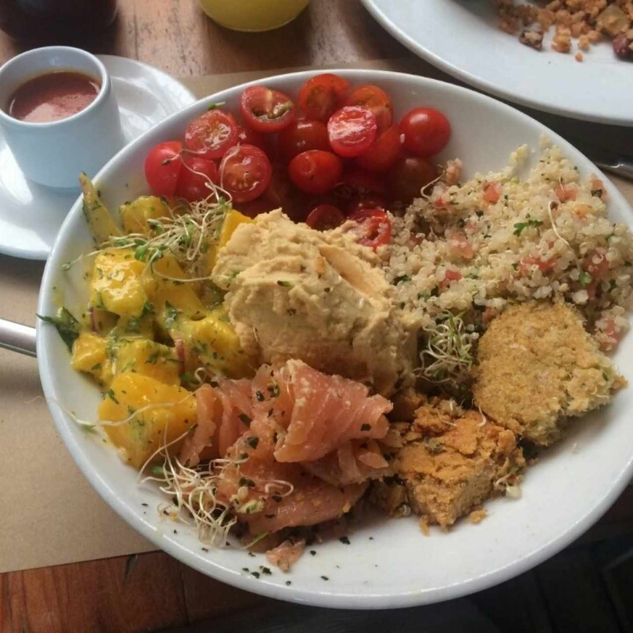 Suna Bowl (Tomates cherry, tabbouleh de quinua, hamburguesitas de garbanzo y quinua con maíz, salmón curado, ceviche de mango y hummus de garbanzo con aderezo de paprika),  recomiendo también montadito de invierno