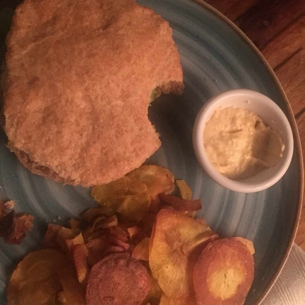 hamburguesa de lentejas con chips de arracacha