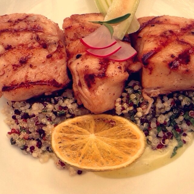 Pesca del dia com quinoa y vinagreta de citricos , tuile de apio