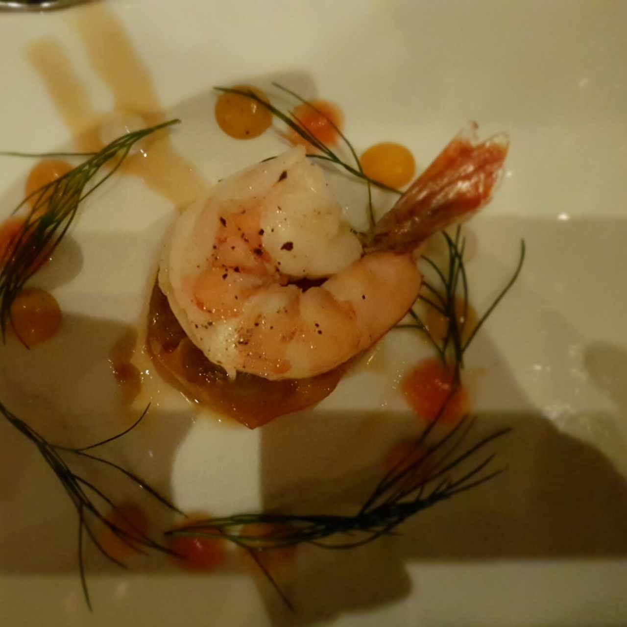 langostino sobre una tajada de lulo asado