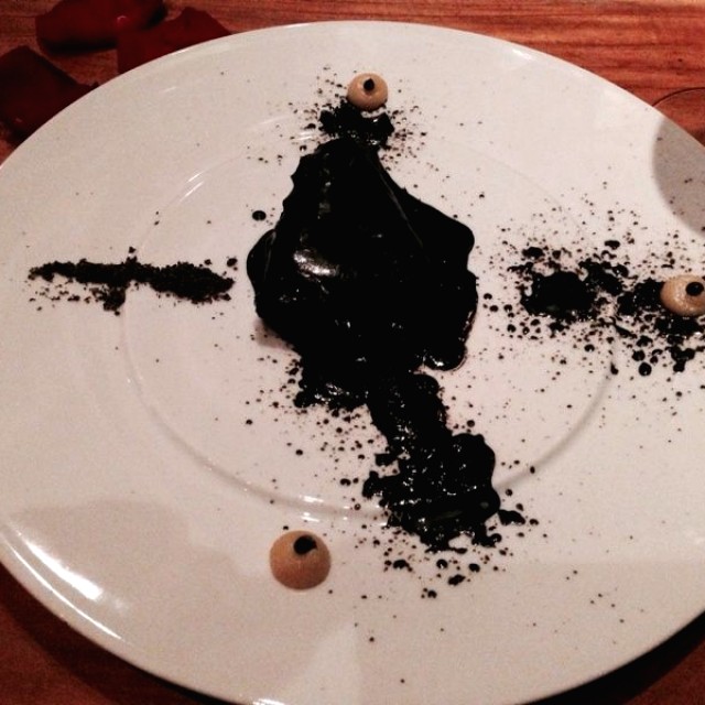 Pollo en tinta de calamar