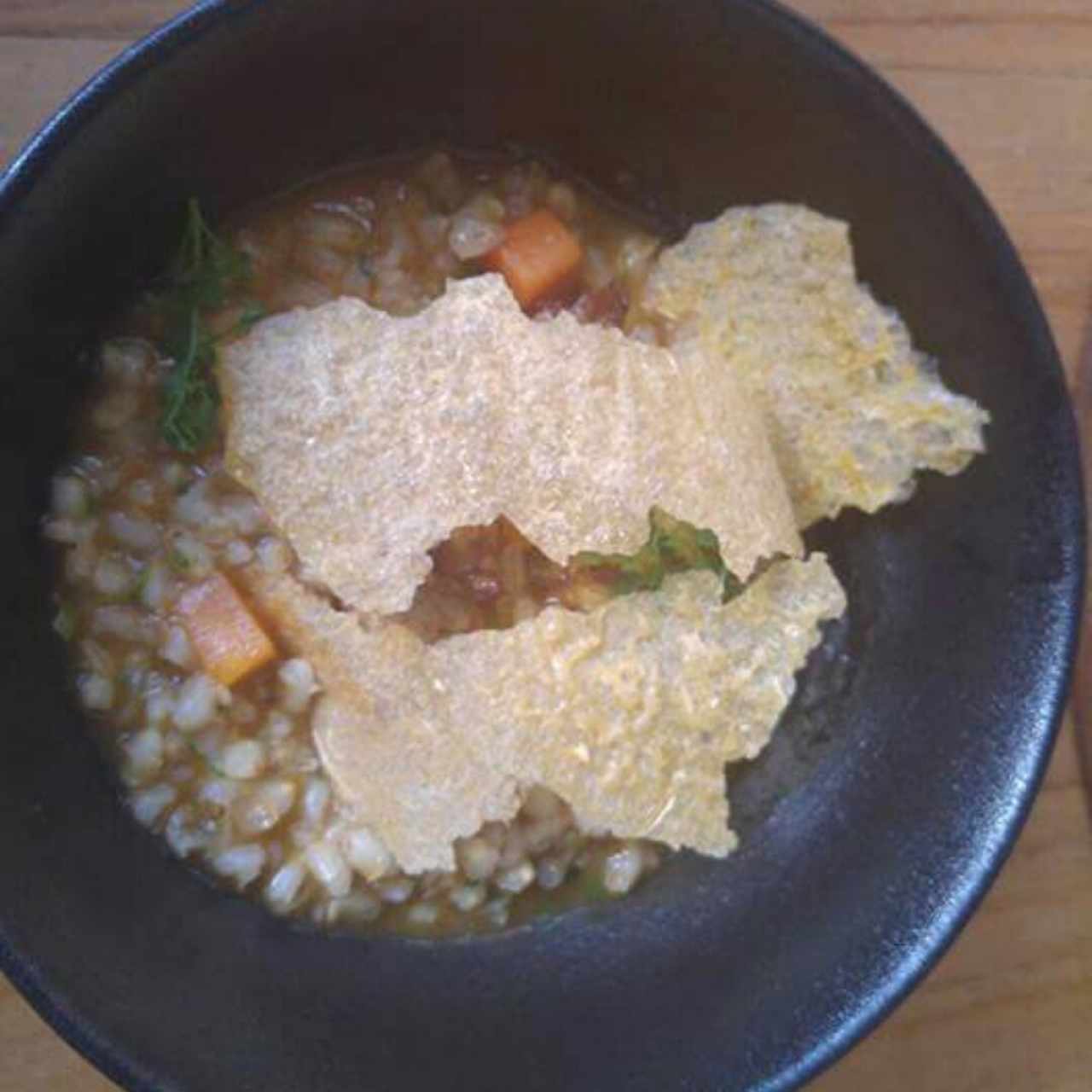 cremoso de cebada con chicharrón y yuca