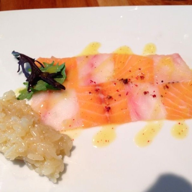 Carpaccio salmón y pargo arroz cremoso de coco