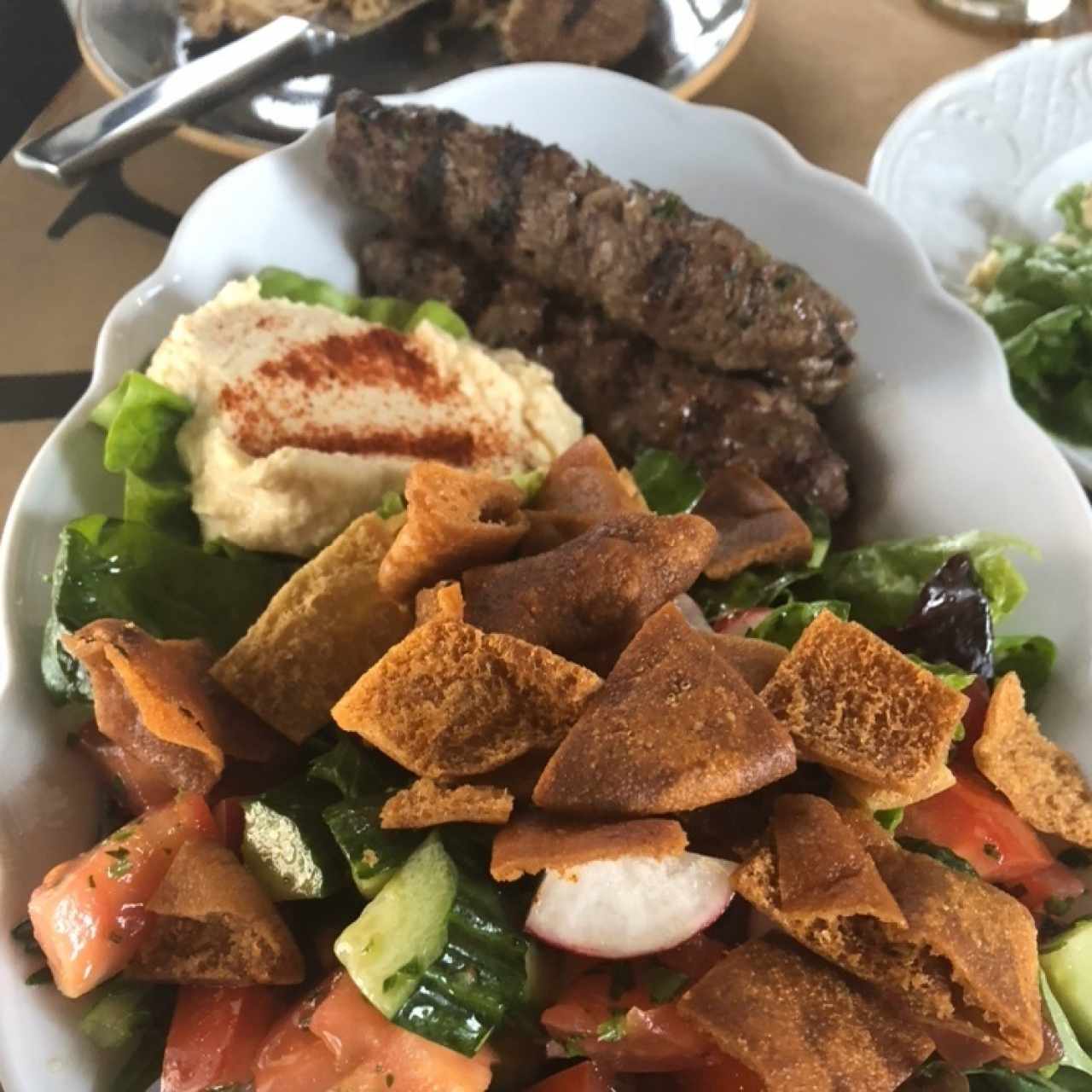 Kafta con hummus y fatoush