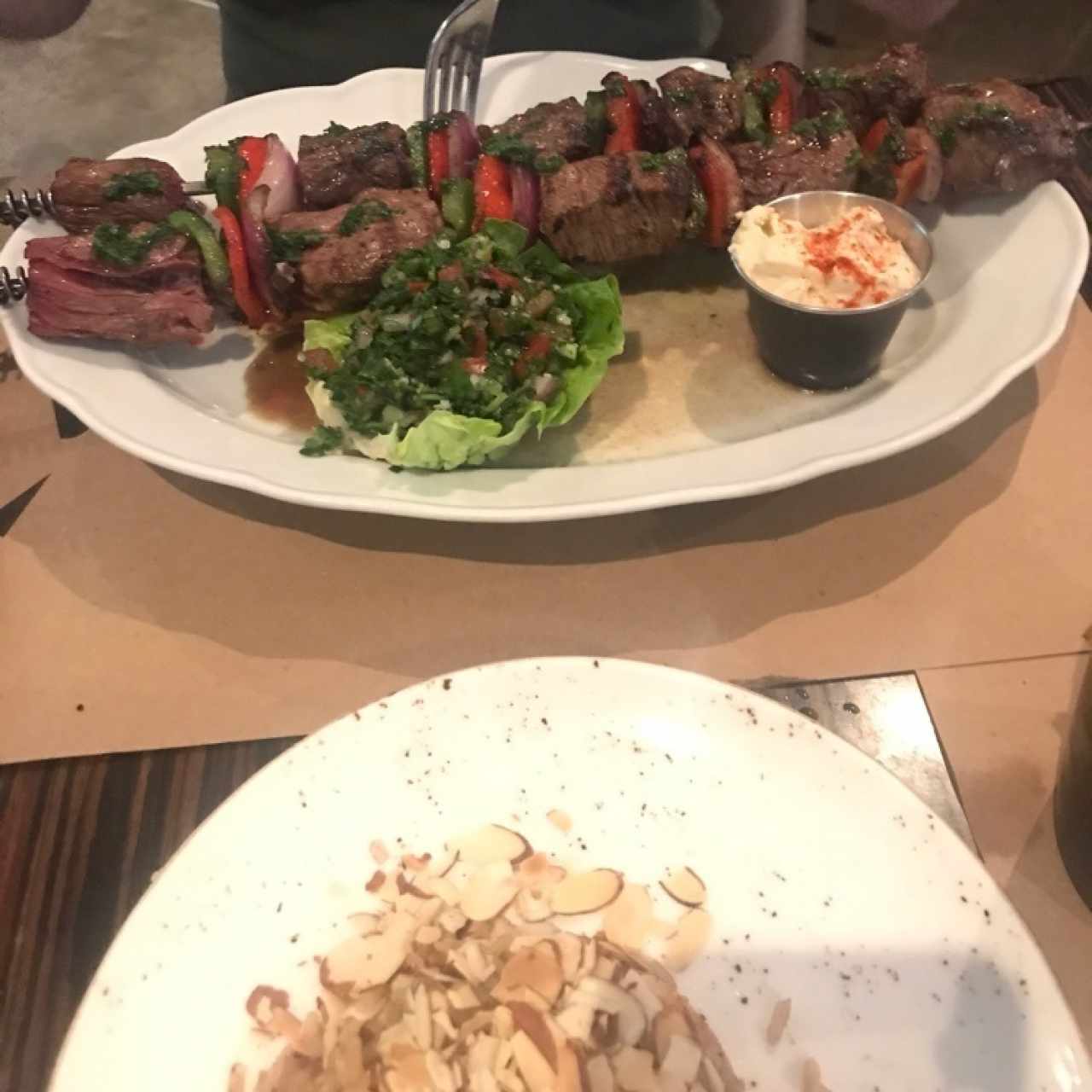 Pincho de Lomo y arroz con almendras 