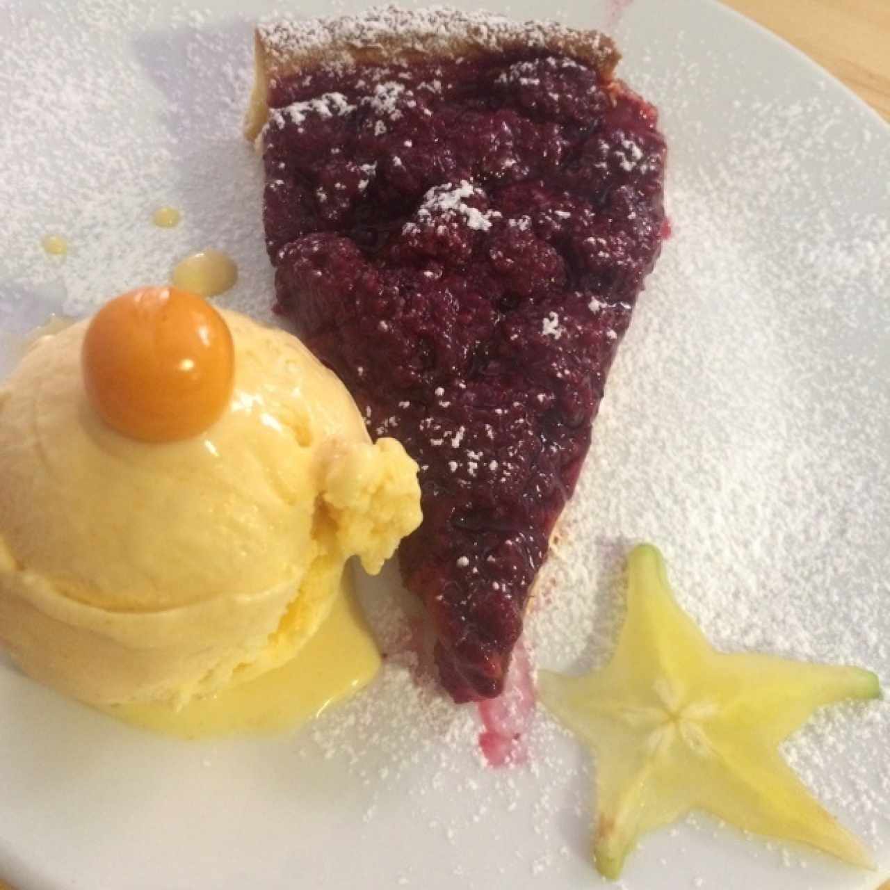 tartaleta de mora y arequipe, con helado de coco y chontaduro