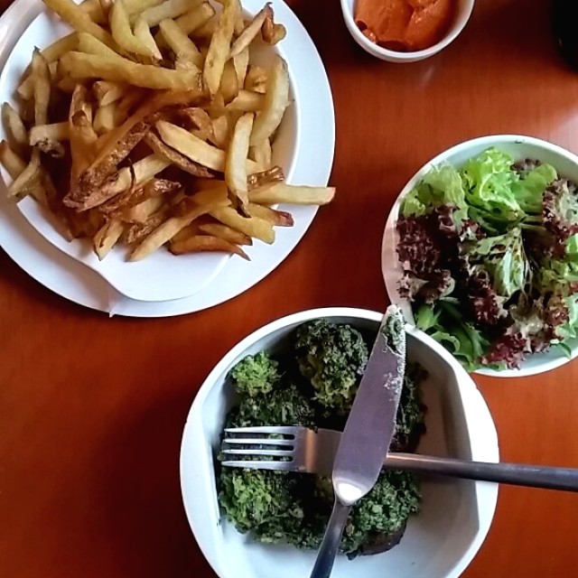 Albóndigas de falafel al pesto con papas triple fritas