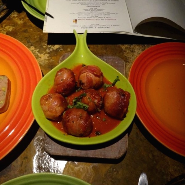 Albóndigas de chorizo y dátiles envueltas en tocineta