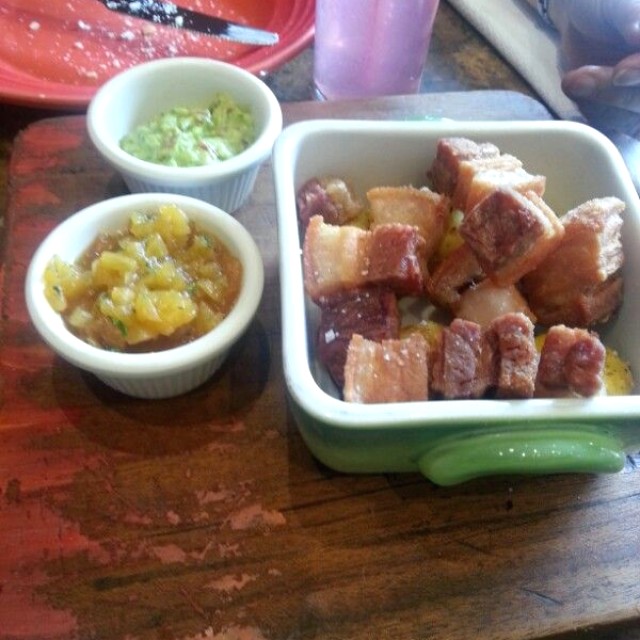 Chicharrones cocidos al vacío y fritos