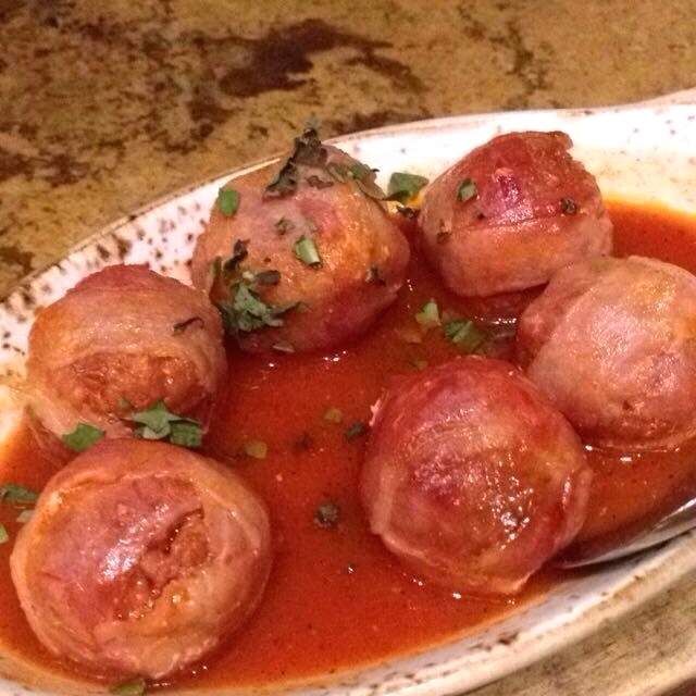 Albóndigas De Chorizo Y Dátiles Envueltas En  Tocineta