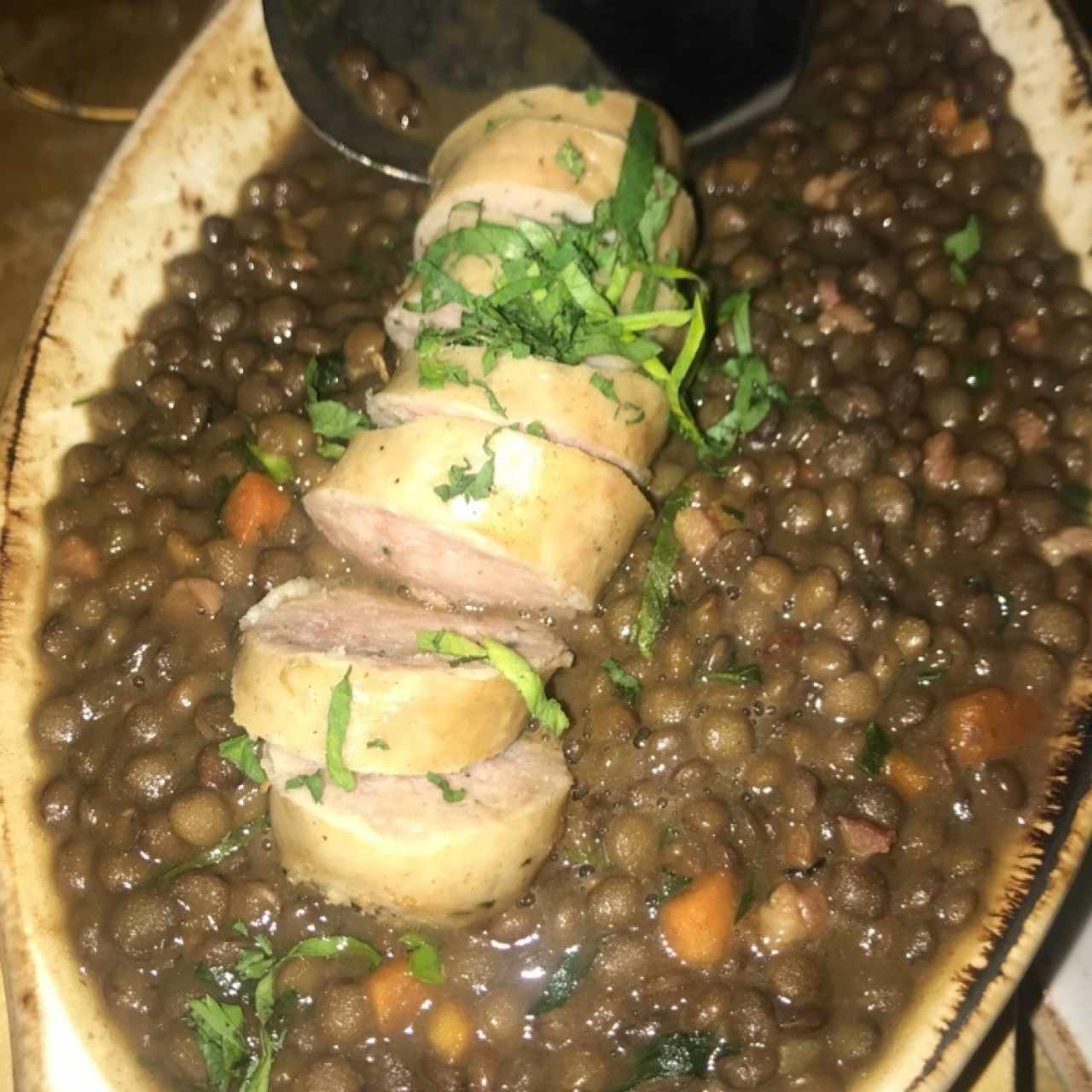 Salchicha con lentejas estofadas en vino  tinto
