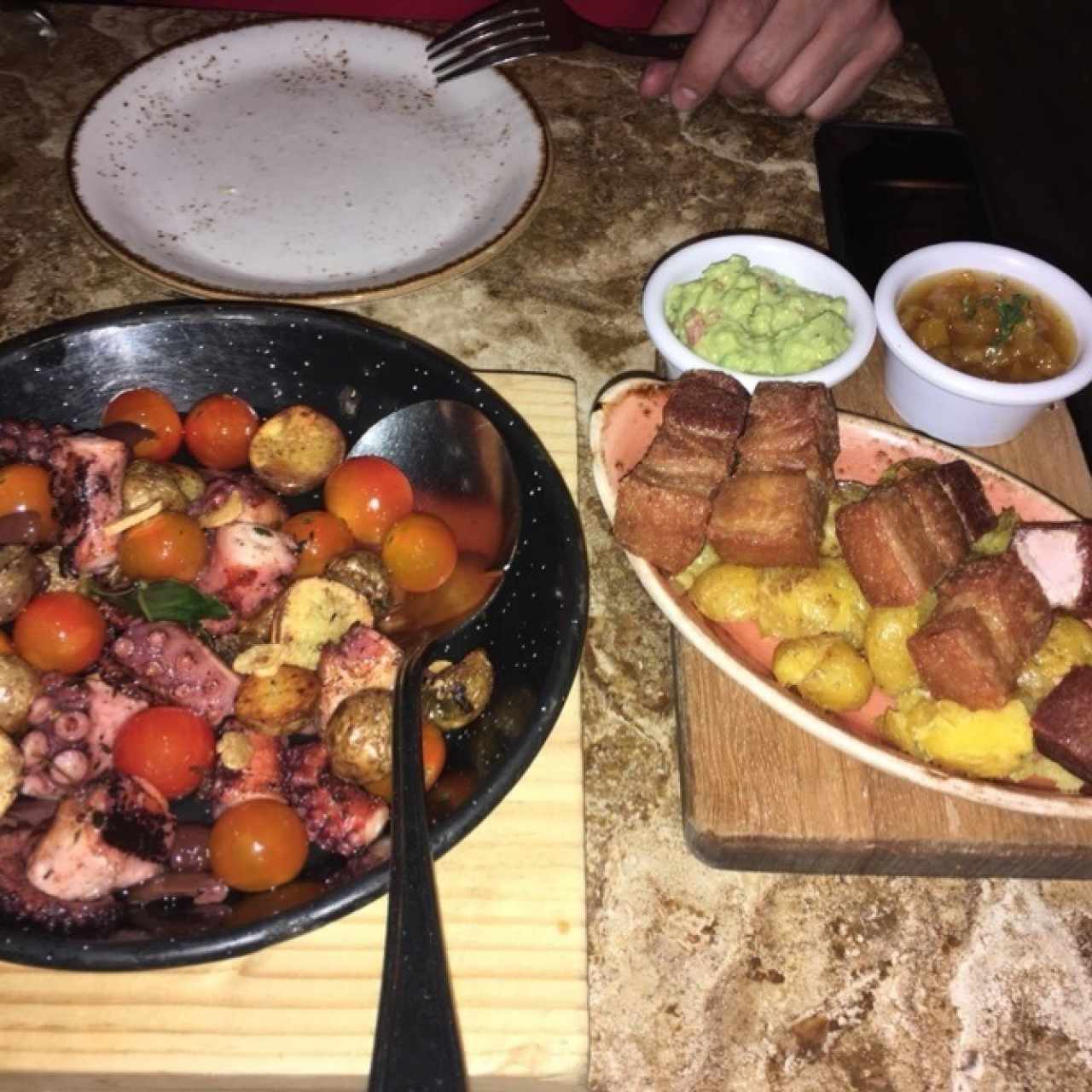 Chicharrones cocidos al vacío y fritos y el Pulpo