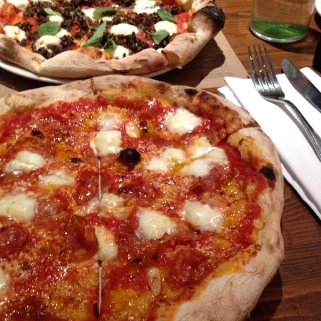 Pizza margarita con adición de funghi (arriba) y Pizza Don Camilo con adición de soppressata