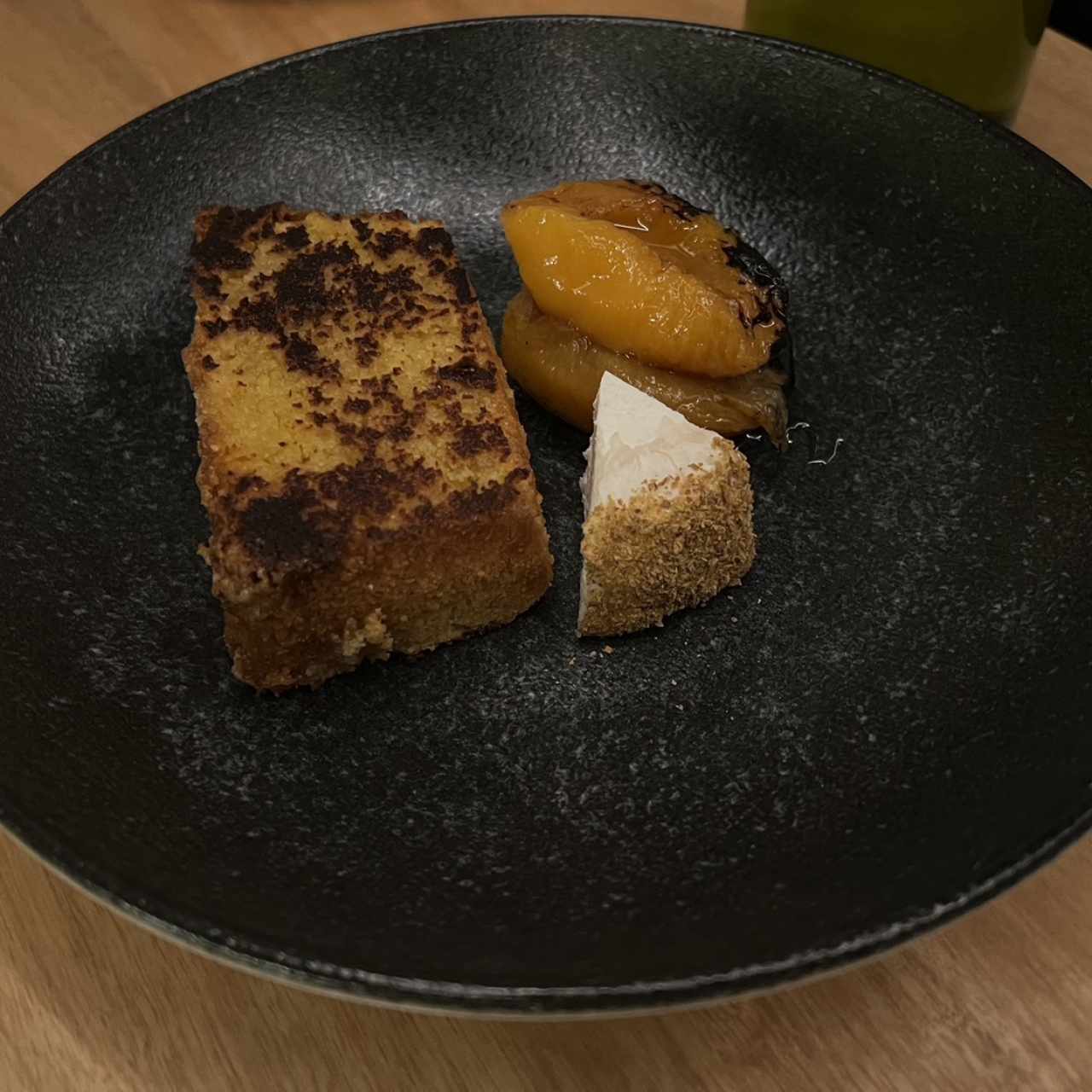 Torta de maíz con queso y melocotones