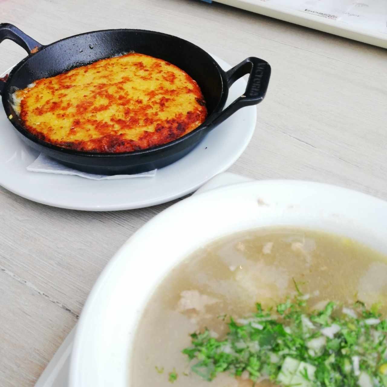 Sancocho y arepa de choclo 