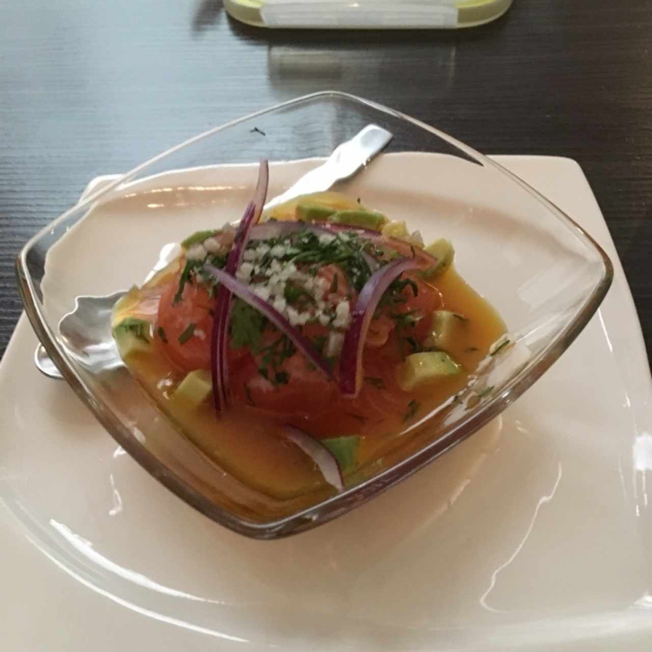 Cebiche de salmon con reducción de maracuya