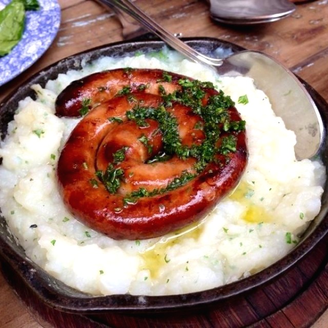 Chorizo sobre puré de papa