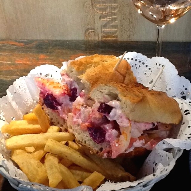Baguette con gambas y remolachas