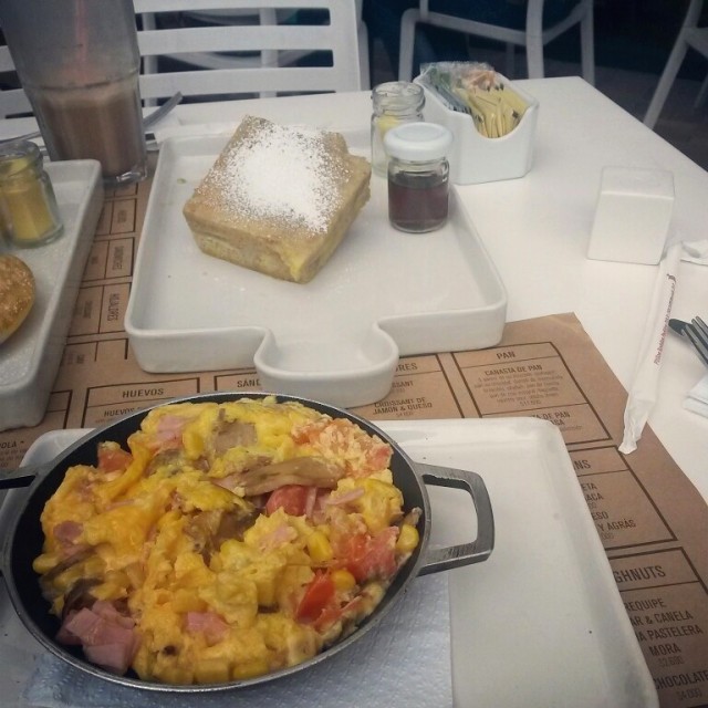 Huevos revueltos con todo,milo frio y tostadas francesas