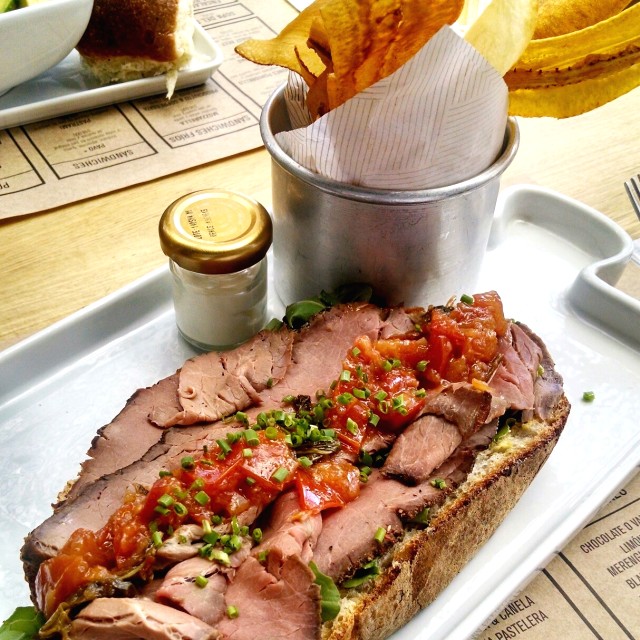 Roast Beef sobre pan miche levain, rúgula, mostaza y confit de tomates