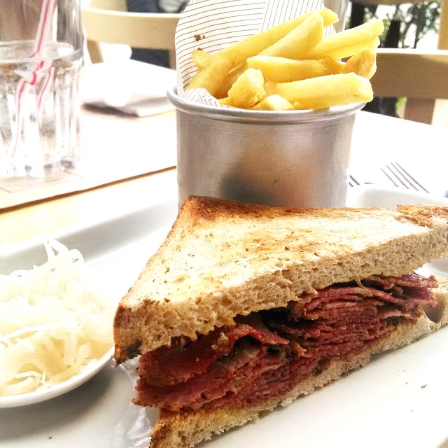 Sándwich de pan de centeno cin pastrami, mostaza y chucrut
