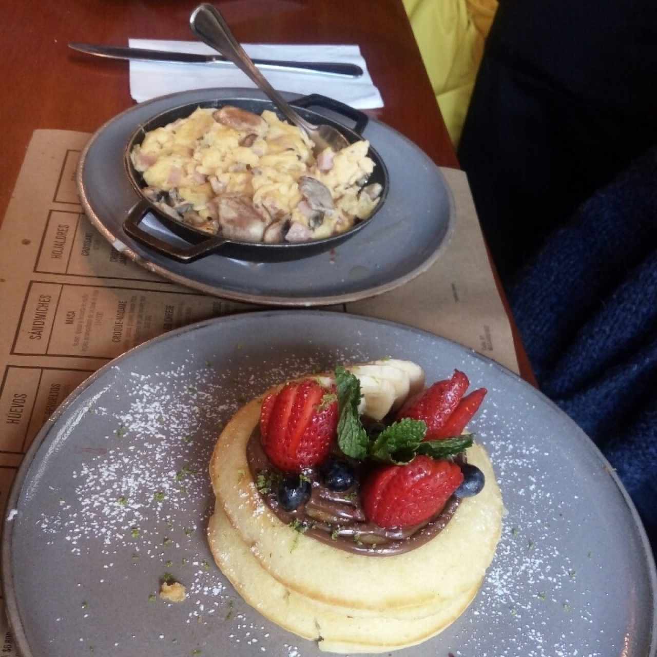 Huevos revueltos y recomendado del mes (pancakes de avellanas con fresas y arándanos) 