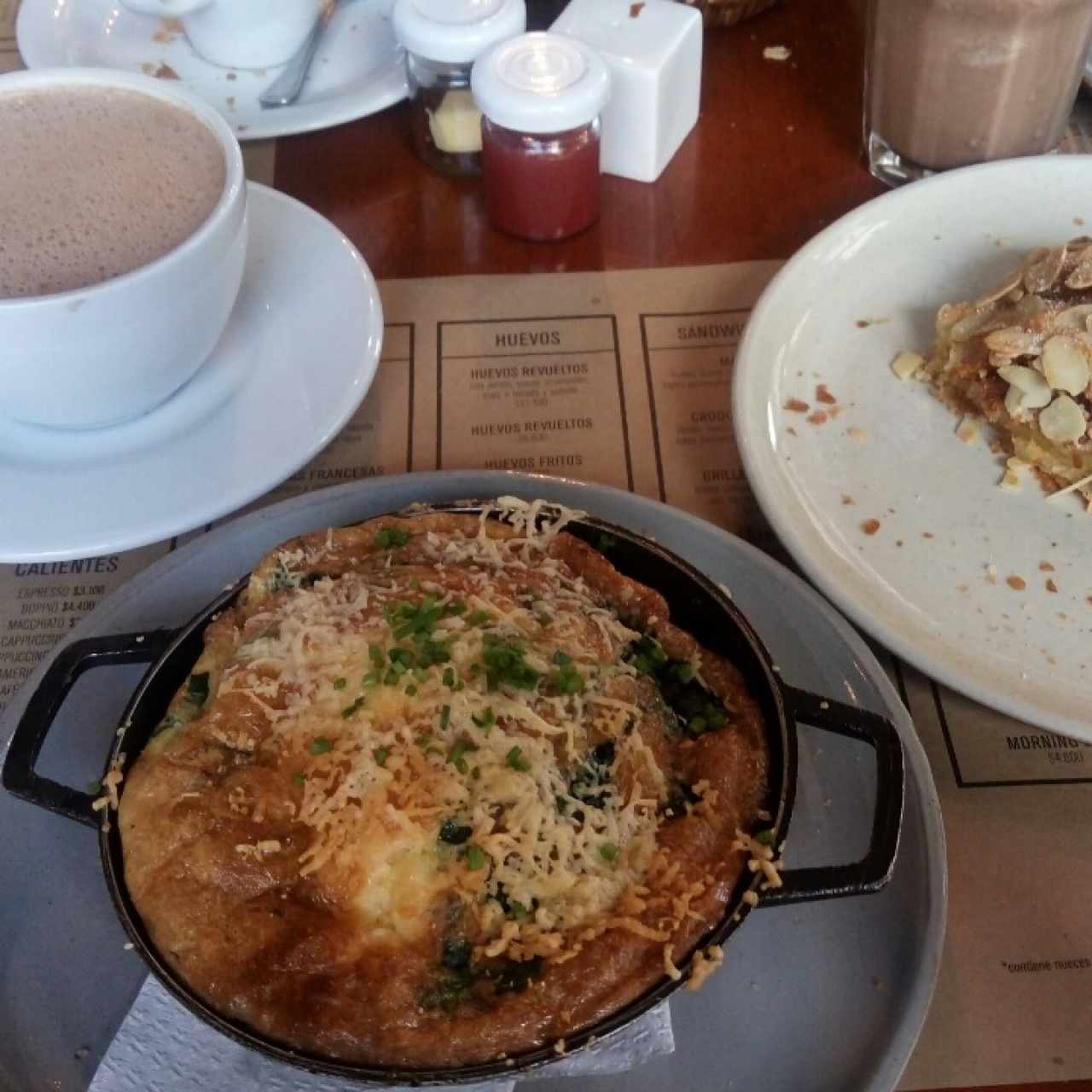Chocolate, huevos frittata y croissant de almendras